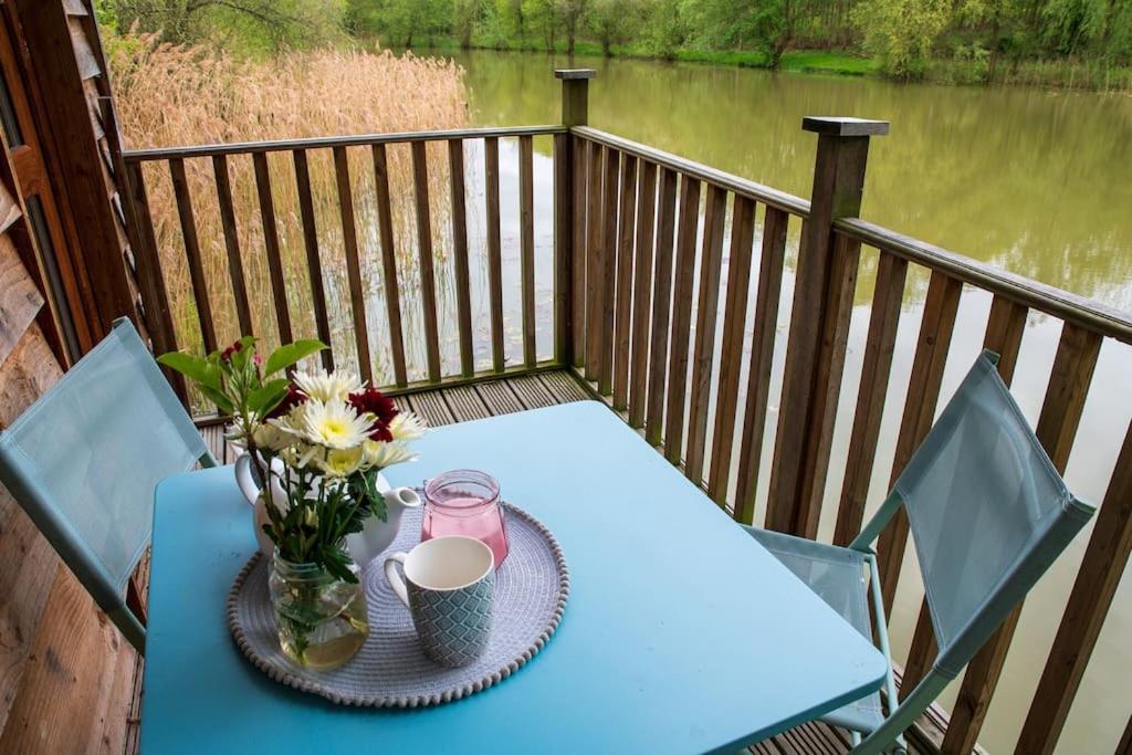 Lakeside Cabin On Stilts- 'Kingfisher' Villa Rous Lench Exteriör bild